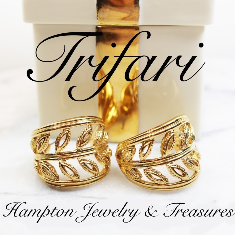Vintage Trifari Gold Crescent Hoop Leaf Earrings - Picture 16 of 16